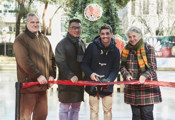 Javier Fernández inagura su pista de hielo en AZCA