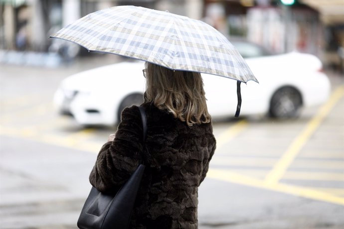 Persona con paraguas por la lluvia