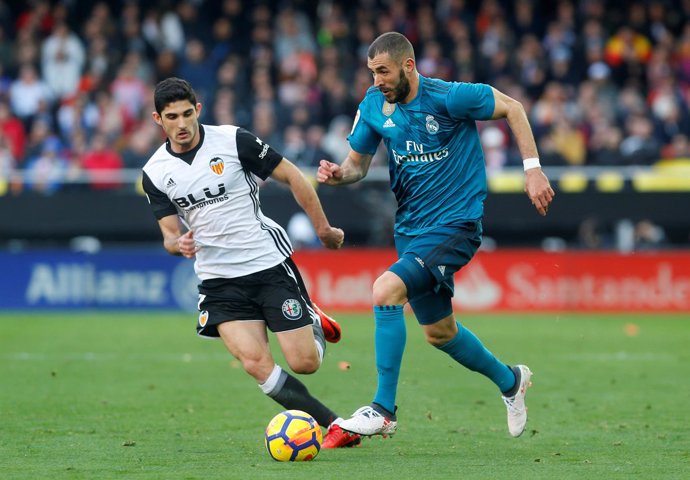 Benzema y Guedes en un Valencia - Real Madrid