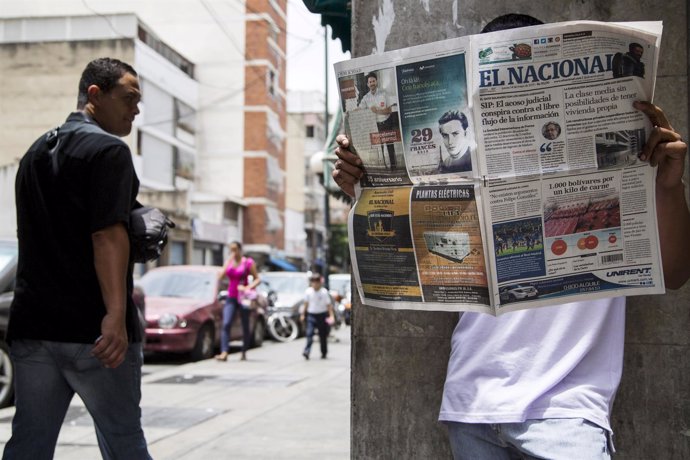 Un hombre lee 'El Nacional' en Caracas