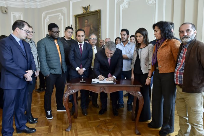 El presidente de Colombia, Iván Duque, firma un acuerdo con universitarios