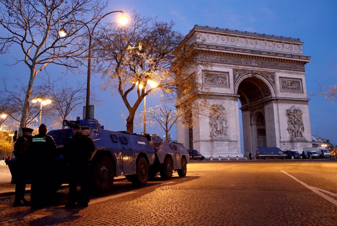 París amanece en el quinto sábado de concentraciones de 'chalecos amarillos'