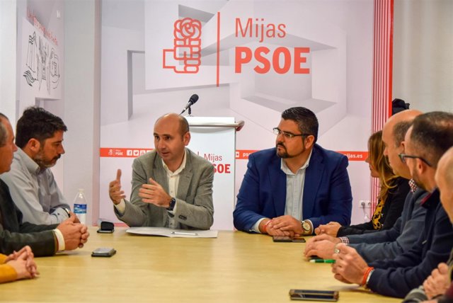 Francisco Conejo reunido con los socialistas de Mijas