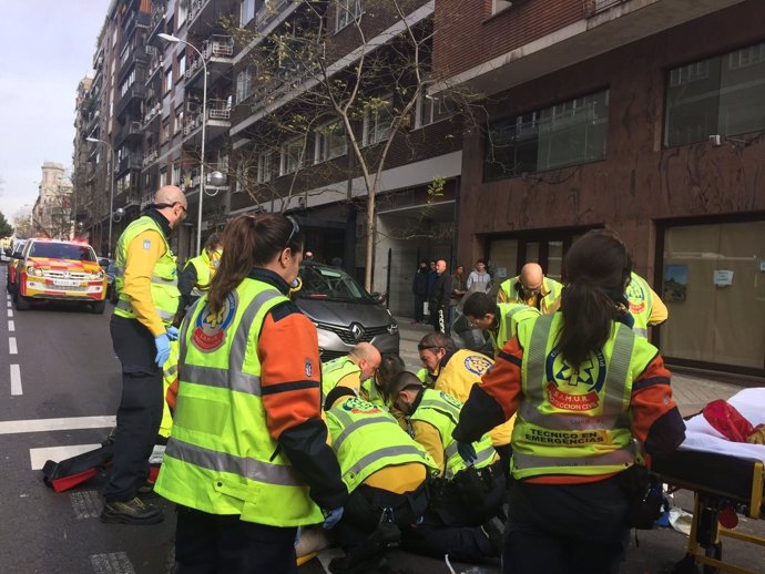 Efectivos del Samur-Protección Civil atienden a un herido en Chamberí