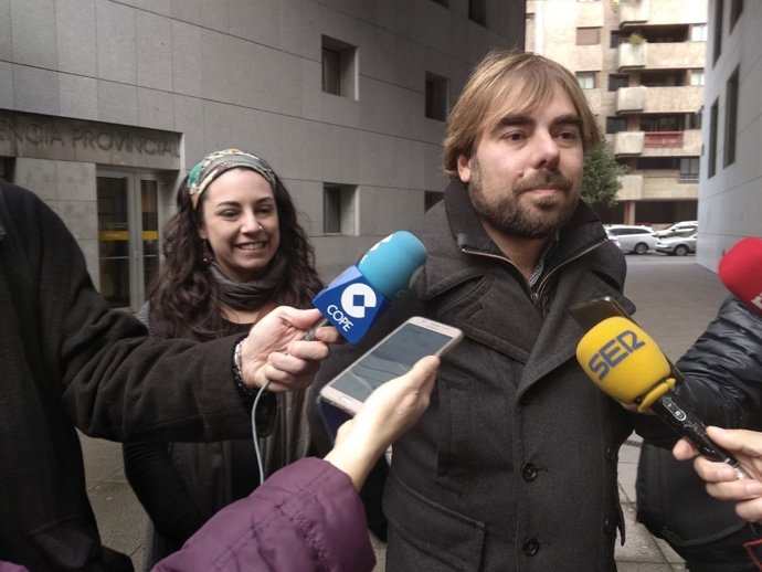 El secretario de Podemos, Daniel Ripa atiende a los medios.