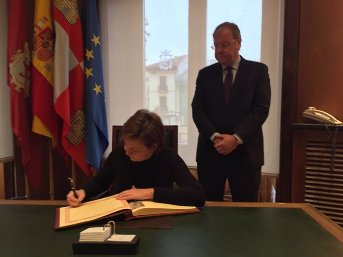 León.- Carmen Moriyón firma en el libro de la ciudad en presencia de Silván