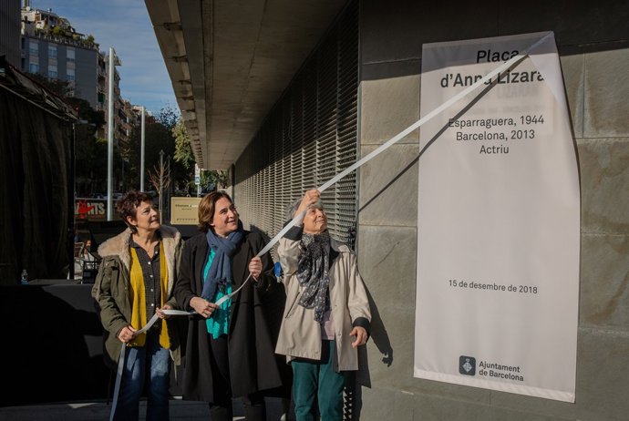 L'alcaldessa de Barcelona Ada Colau inaugura la plaça dedicada a l'actriu Anna 