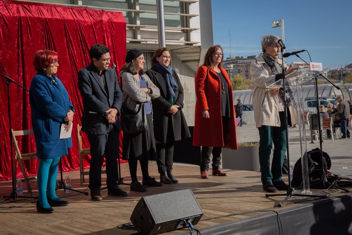 L'alcaldessa de Barcelona Ada Colau inaugura la plaça dedicada a l'actriu Anna 