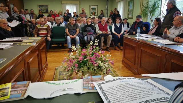 Reunión de AMA en el salón de plenos de Argoños