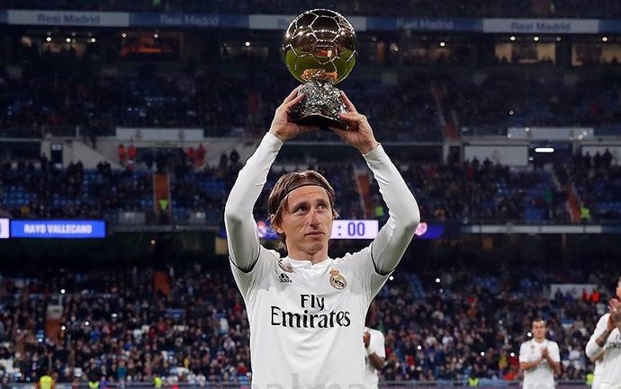 Luka Modric ofrece el balón de oro al Santiago Bernabéu