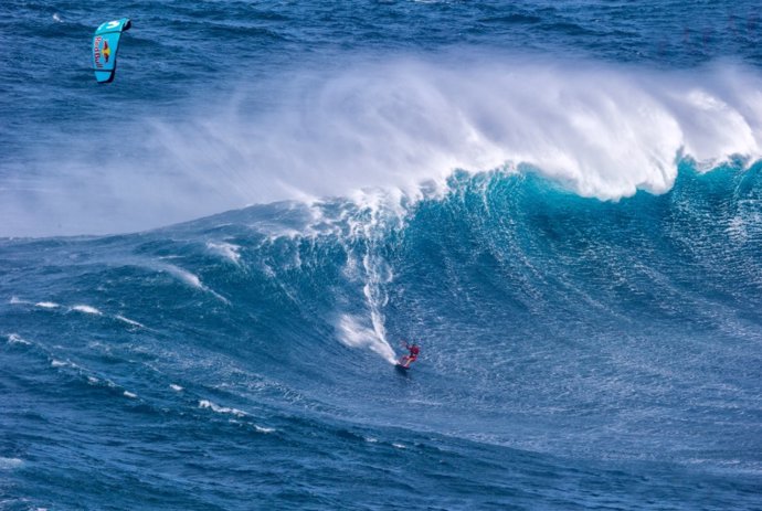 Gisela Pulido empieza en Hawai su reto de surfear las olas más grandes del mundo