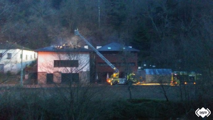 Incendio urbano en Cangas del Narcea