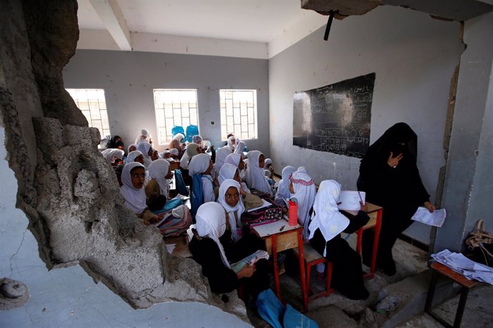 Niñas en una escuela dañada por un bombardeo en Hodeida