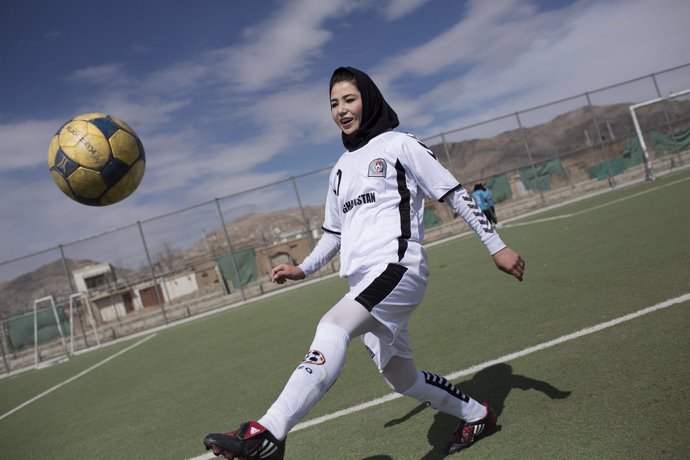 Jugadora de fútbol femenino en Afganistán