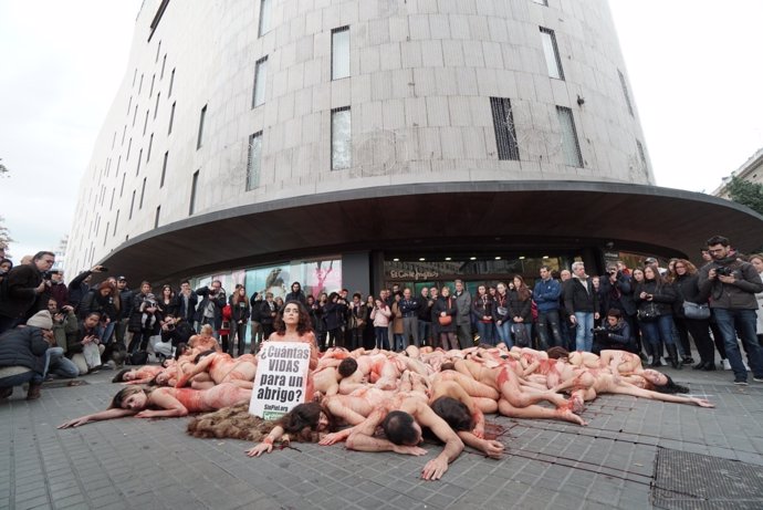 Animalistes protesten a Barcelona contra la indústria pelletera