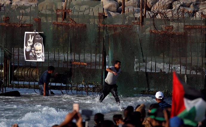 Póster del líder de Hamas, Ismail Haniyeh, en una valla en Gaza