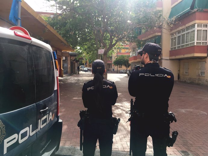 Dos agentes en la Zona Norte de Alicante