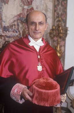 En 1990, Sánchez Bella recibió la Medalla de Oro de la Universidad de Navar