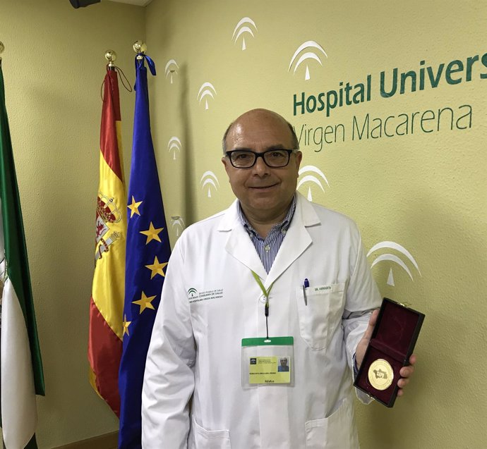 Doctor Pedro Hergueta, jefe de Endoscopia del Macarena de Sevilla