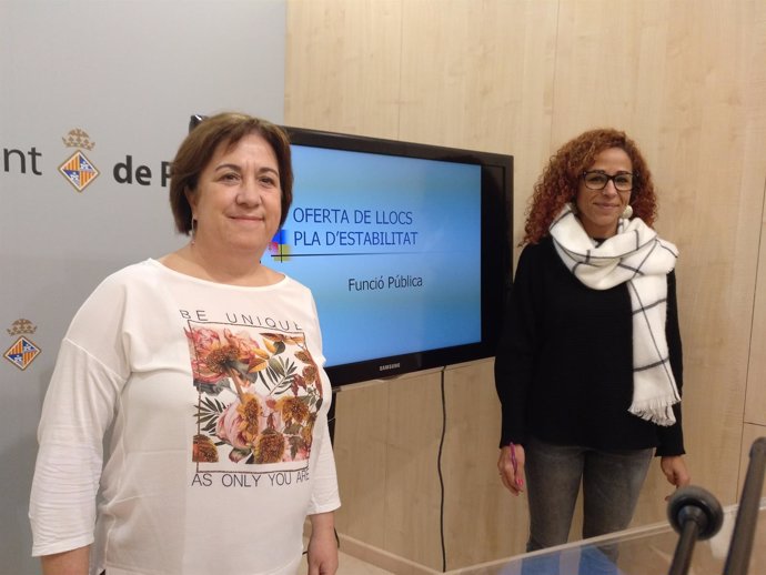 La regidora Aurora Jhardi y la directora Joana Maria Adillón