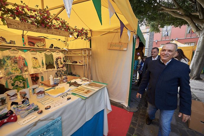 Efraín Medina visita la Feria de Artesanía en Reyes