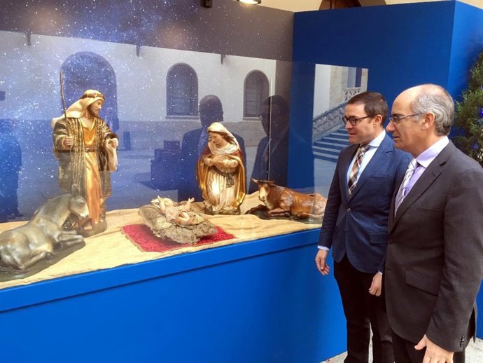 Miguel Ángel González (i) y Javier Iglesias (d) ante el Belén de La Salina.17-18