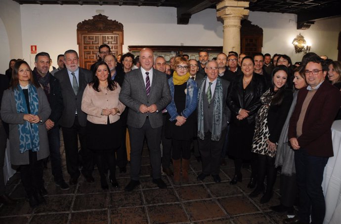 Ruiz (centro), junto a miembros de la Diputación y medios de comunicación