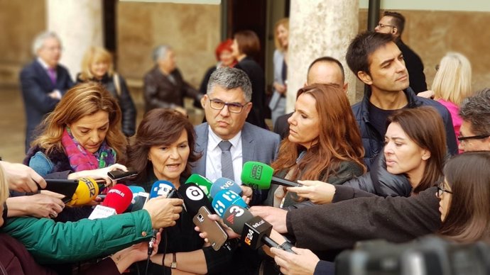 La vicepresidenta del Gobierno, Carmen Calvo, atiende a los medios en València