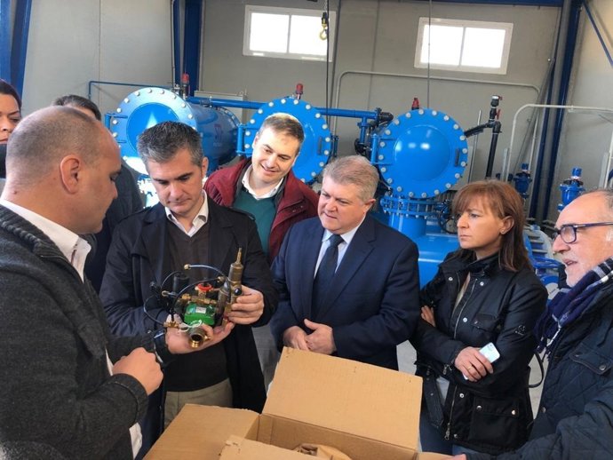 Del Amor supervisa uno de los contadores telecontrolados