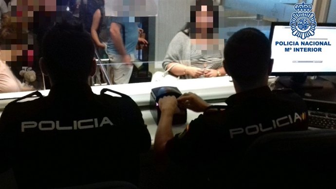 Control de pasajeros por parte de la Policía Nacional