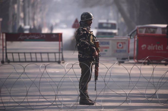Un policía indio desplegado en Srinagar tras una concertina