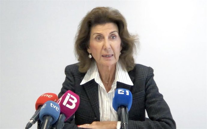 La presidenta de la CAEB atiende a los medios