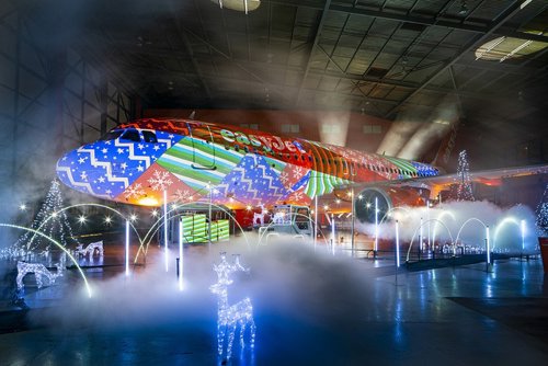 Espectáculo de luces navideñas en un avión de 37 metros