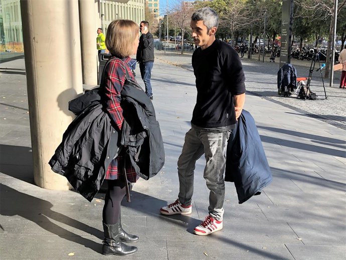 Roger Español Habla Con Su Abogada Laia Serra En La Ciutat De La Justícia