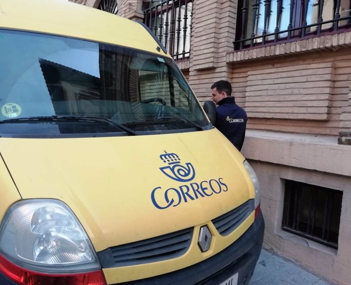 Correos identifica su flota de vehículos en Huesca con distintivos ambientales