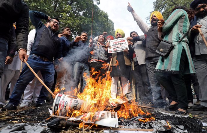 Manifestantes queman imágenes del dirigente opositor Sajjan Kumar