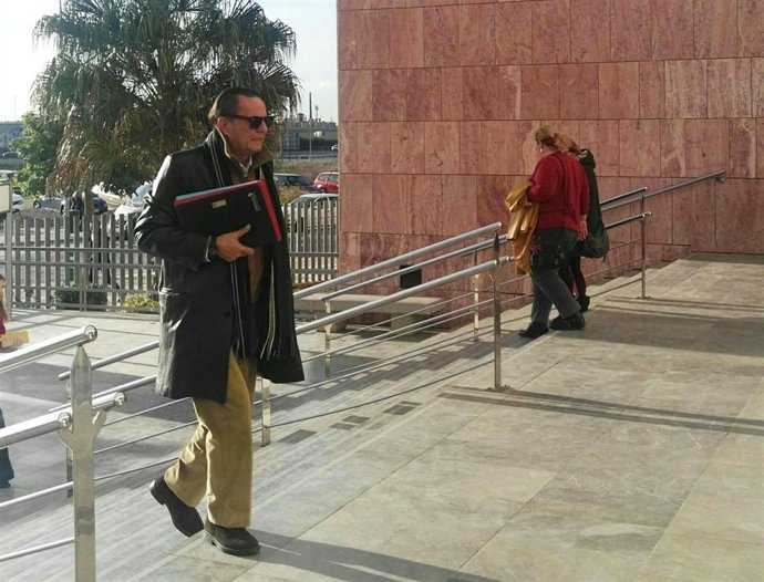 Julián Muñoz entrando en los juzgados de Málaga