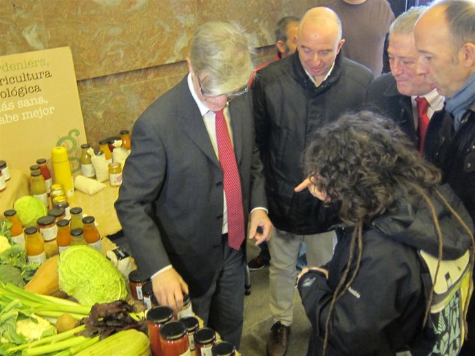 El alcalde en un stand de productos Gardeniers