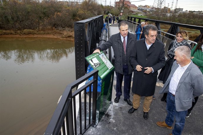 Martín y los alcaldes de Astillero y Villaescusa visitan el puente rehabilitado