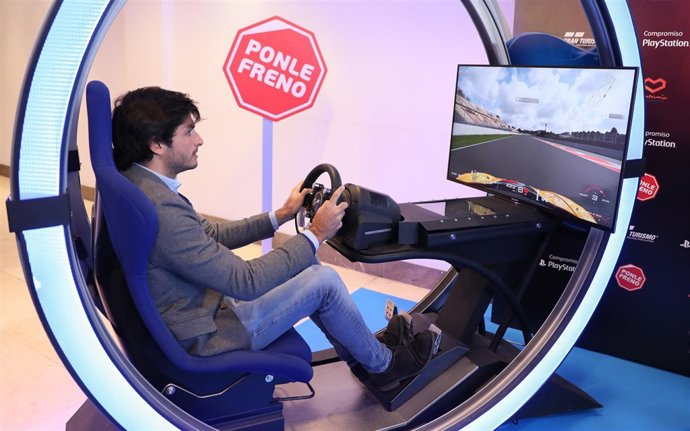 Carlos Sainz protagoniza la campaña de Ponle Freno de Atresmedia y Playstation