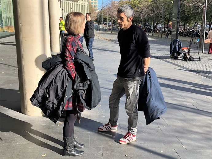Roger Español Parla Amb La seva Advocada Laia Serra A La Ciutat De la Justícia