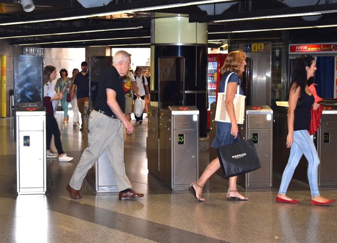Puertas abiertas en una estación de Metrovalencia