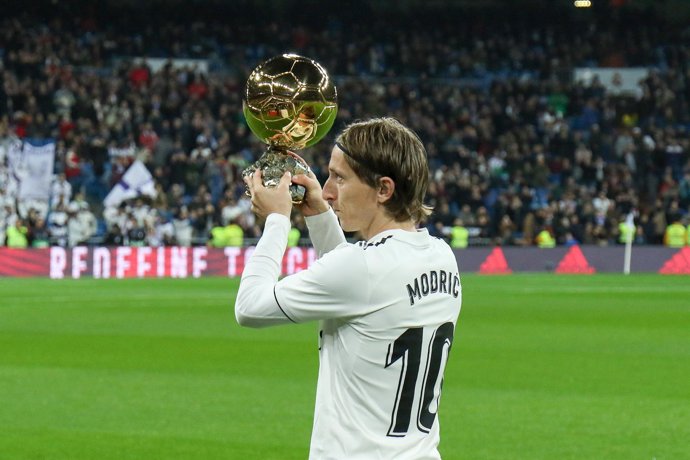 Luka Modric ofrece su Balón de Oro al Bernabéu