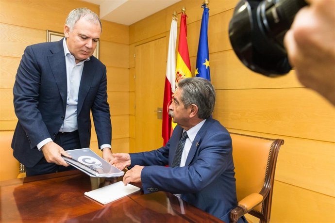 De la Peña entrega el plan estratégico de la CEOE a Revilla