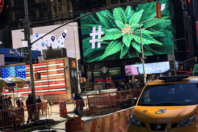 Imagen de una hoja de marihuana en Times Square
