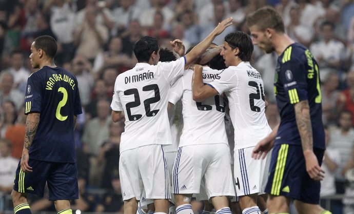 Los Jugadores Del Real Madrid Celebran Uno De Los Goles Ante El Ajax