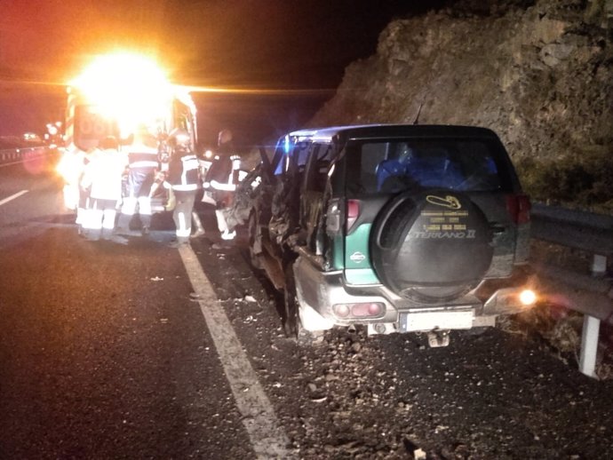 Colisión de camión con coche que estaba parado en el arcén de la A-67