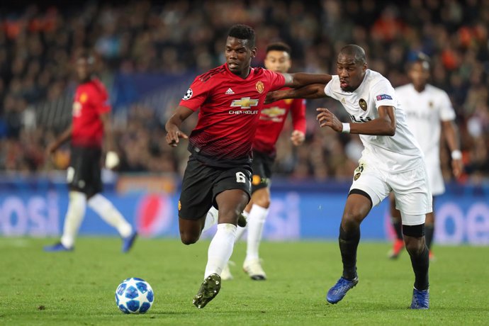 Kondogbia pugna con Pogba en el Valencia-Manchester United