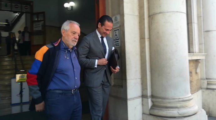 Cursach abandona el Juzgado acompañado del ex fiscal Enrique Molina