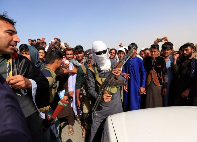 Un talibán posa armado con civiles en Nangarhar en la tregua